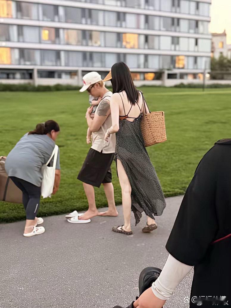 阿那亚偶遇陈伟霆抱娃，何穗一身露背长裙！这冷白皮太美了 