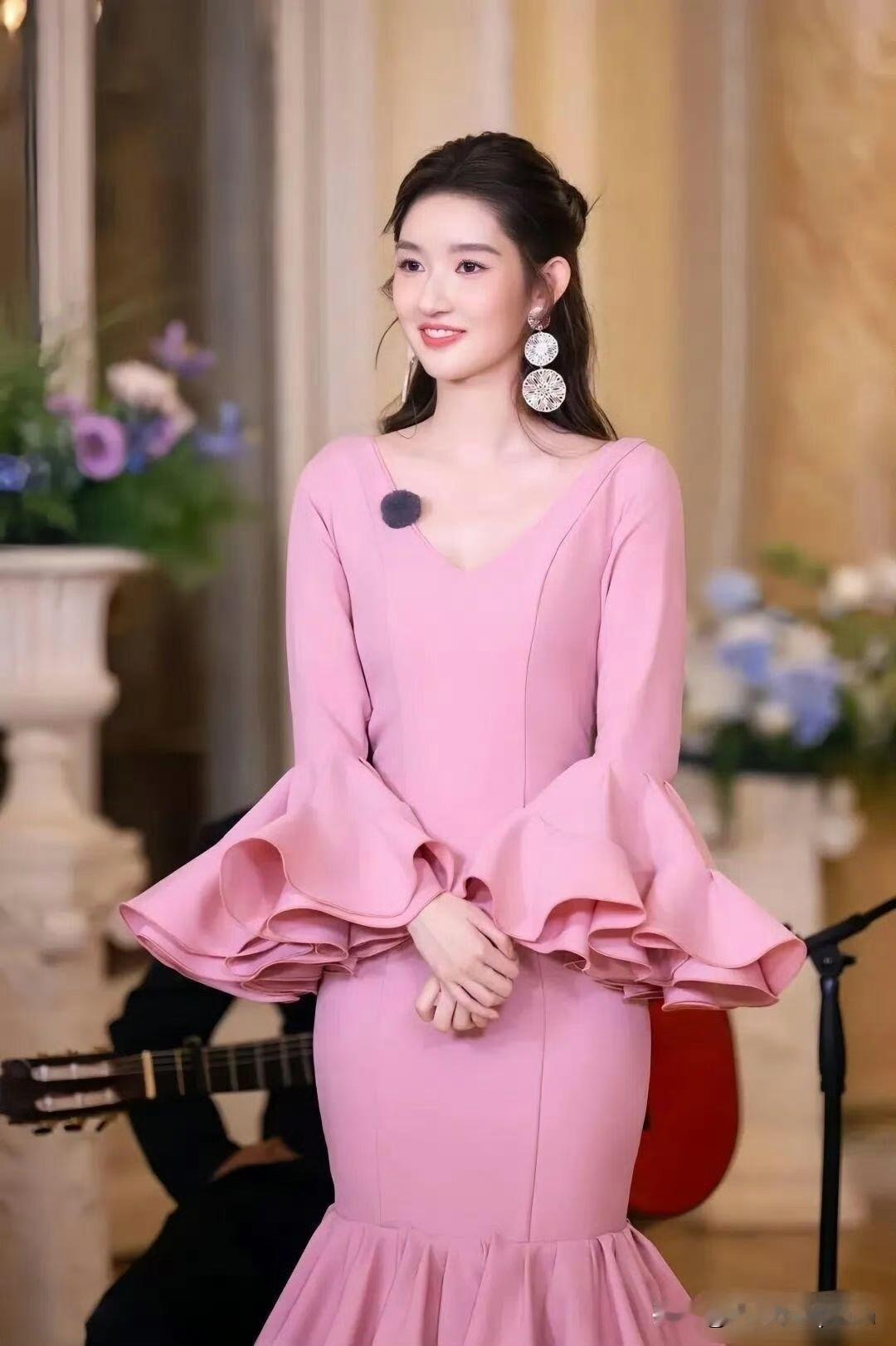 王玉雯这身粉色裙子真是甜度超标了！
整个人像颗会发光的水蜜桃，又可爱又美～
舞蹈