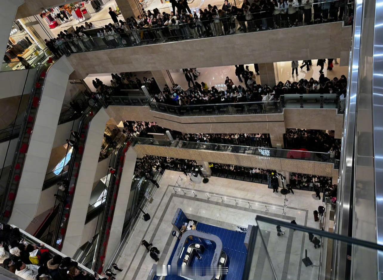 李昀锐石家庄线下活动人气竟然这么多人，看的密集恐惧症都要犯了，李昀锐线下人气好高