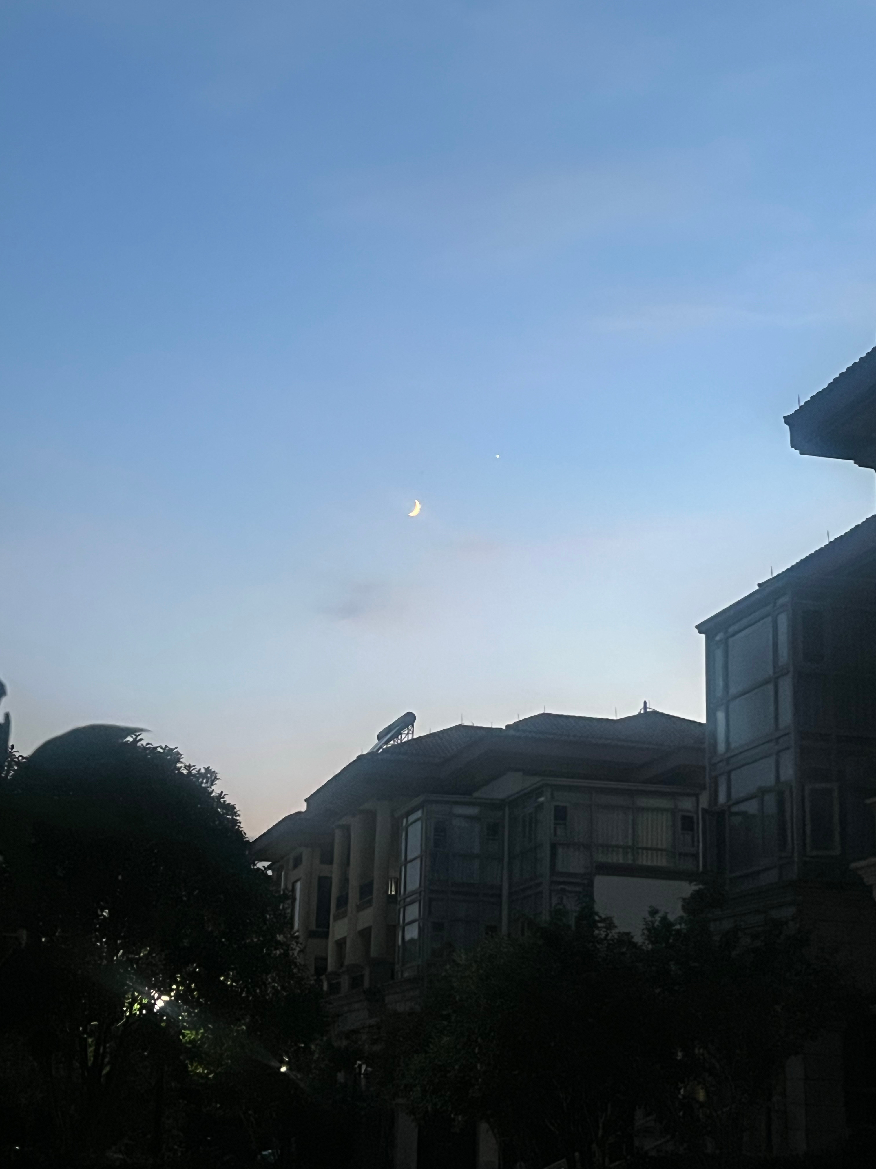 刚想问这几天月亮旁边是什么星星好亮。。豆包说是我们长庚大哥 全还给地理老师了db