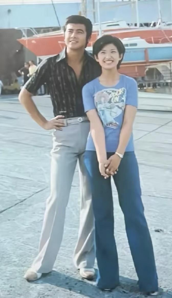 还有人“认识”他俩吗？
    曾经万人空巷，曾经那么心急的白天盼晚上，就为了看