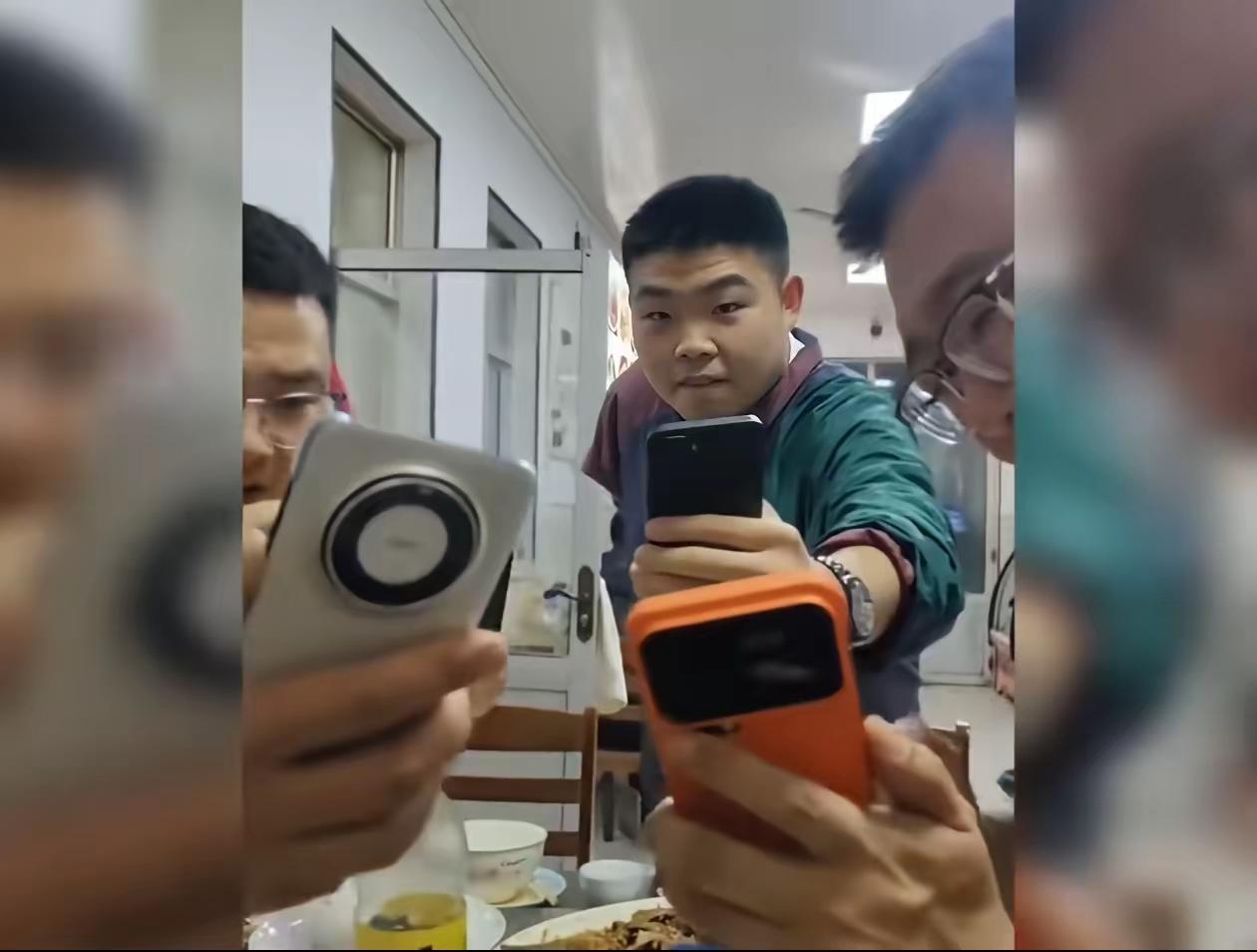 侮辱性拉满，众品牌机主围观某品牌手机指纹被众人随机解锁！！！
 
前有机主发视频