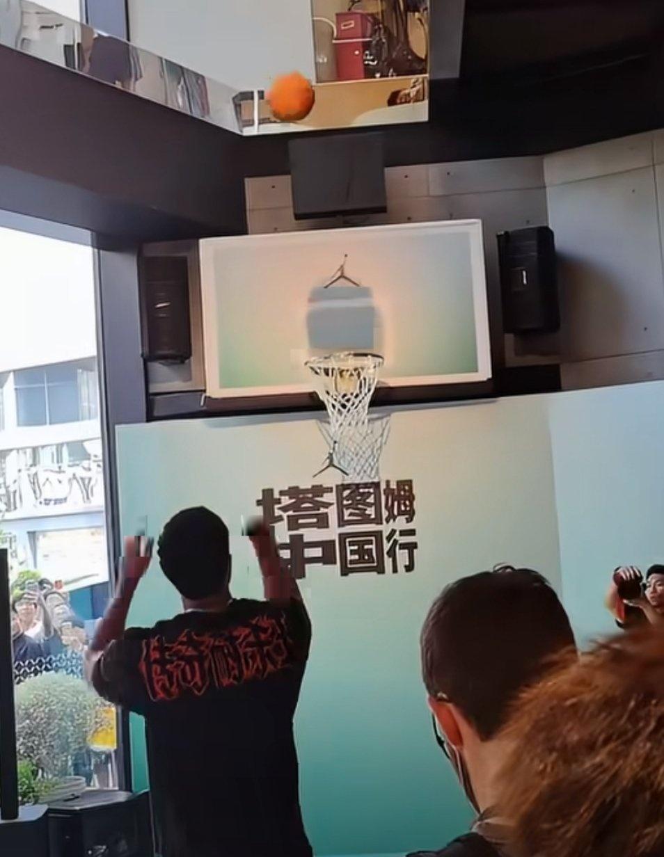你三分投十个不进，我可以说你旅途劳顿状态不好…你这罚球十个不进[酷拽][酷拽][