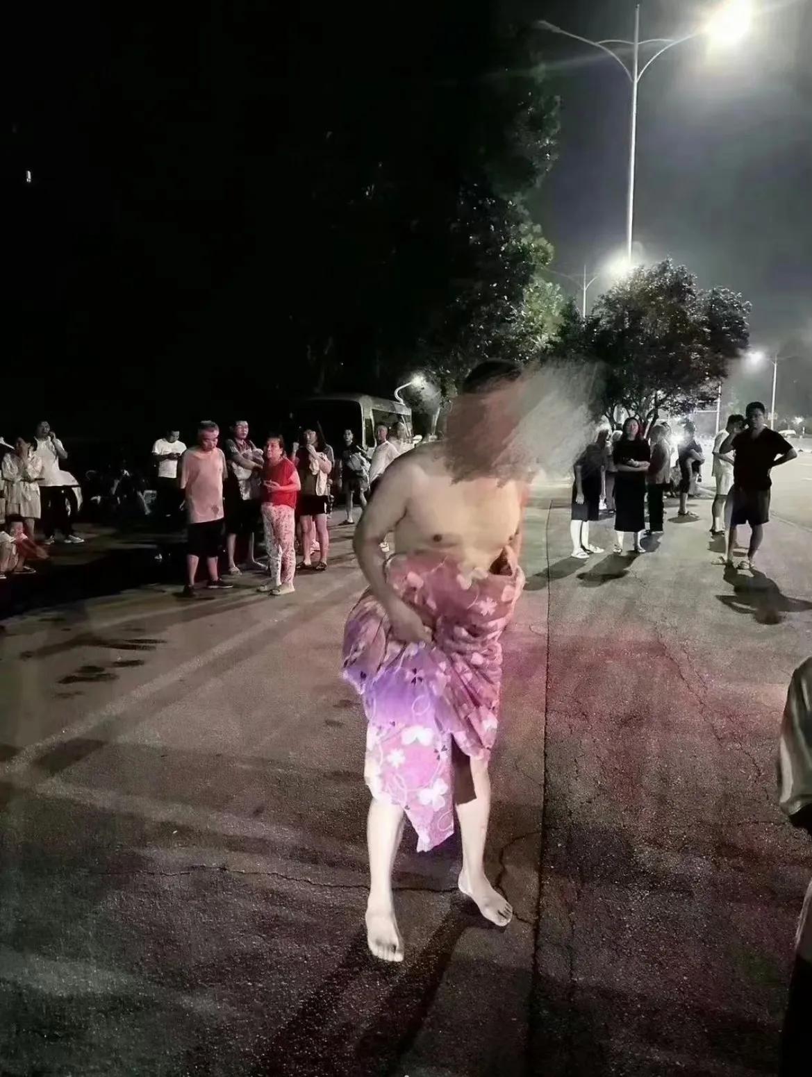 甘肃地震再次提醒我们：睡觉一定要穿衣服！#甘肃地震啦# #甘肃地震好吓人# #甘