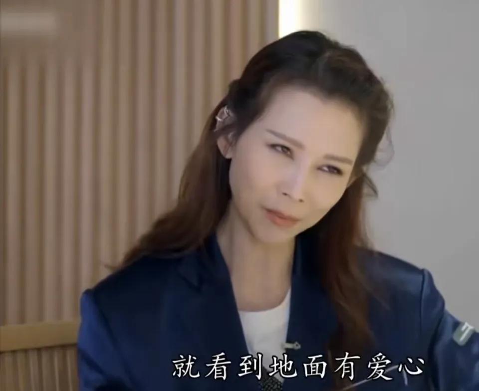 蔡少芬谈被求婚的过程，直言：“那时候我在拍《珠光宝气》，我去弄眼睫毛，他本来在街