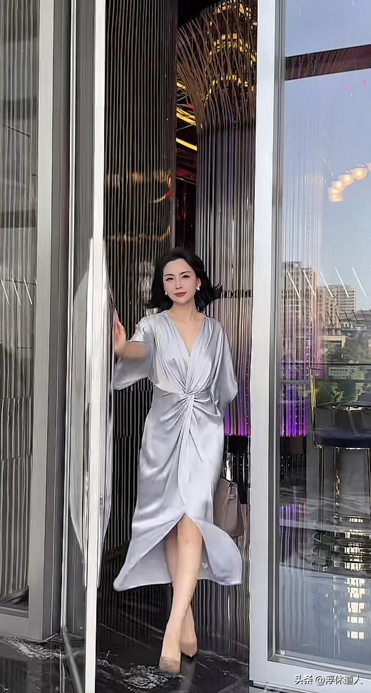 人只有在不爱任何人的时候，才会情绪稳定，

当你不喜欢任何人时，会最轻松、最快乐