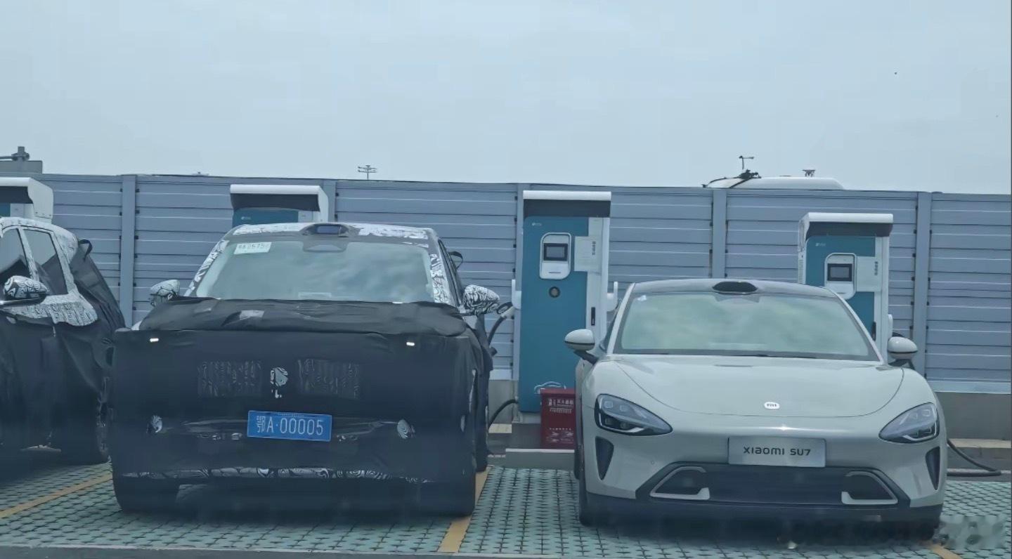 网友来稿！疑似小米中大型增程SUV谍照[哆啦A梦吃惊]这体态看上去很霸气不过后视