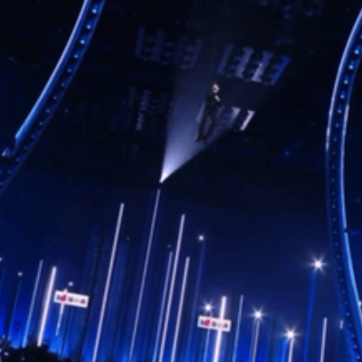 齐思钧吊威亚出场  浪姐7齐思钧出场方式也太“酷炫”了当主持人还得先起飞啊，这个