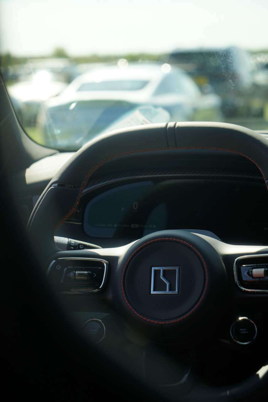 上周托朋友的福，我在英国开了一下极氪8X曜影版。那天在古德伍德赛道，几个外国朋友