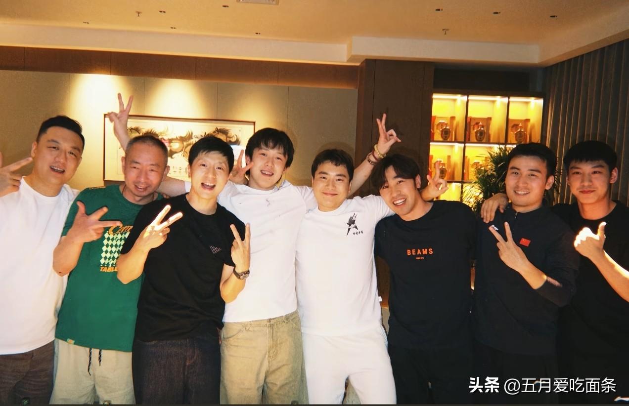 龙队和梁副队过生日，
把c位让给了王队。
两边都是他哥，
一个以前带着他，
一个