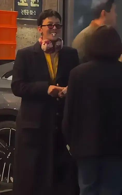 一个吞云吐雾的姿势 ，瞬间迷倒万千龙粉！也没看得出来哪里帅了？