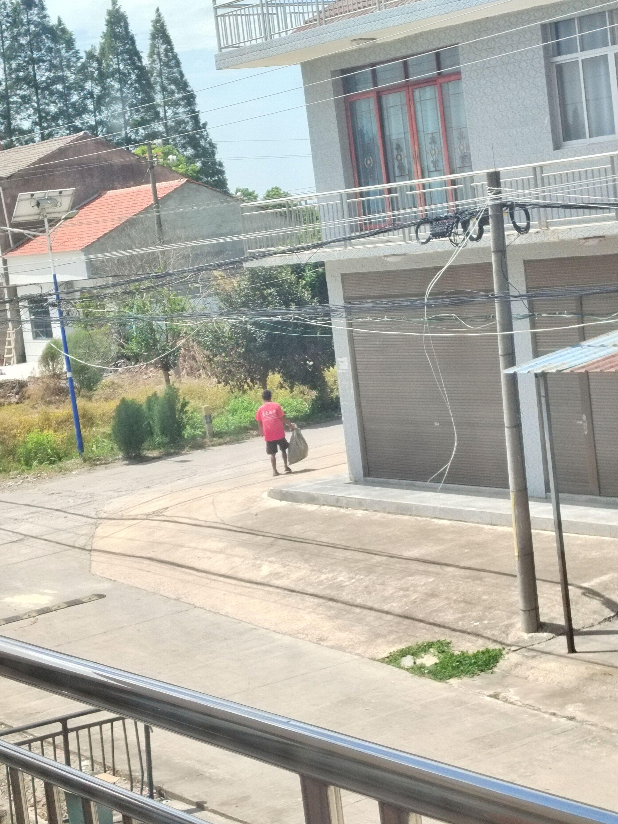 今天中午看到一男子拾荒 在门口翻垃圾桶 都2025年了 还有靠拾荒生活...