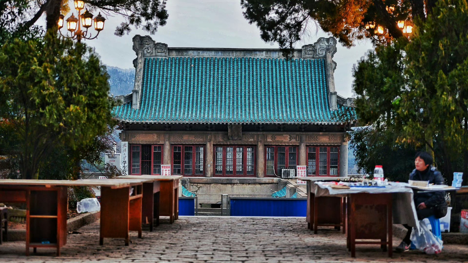 趁着武汉大学最近关注度高，我提个建议：武汉大学的樱花每年都特别火，但可能很多人都