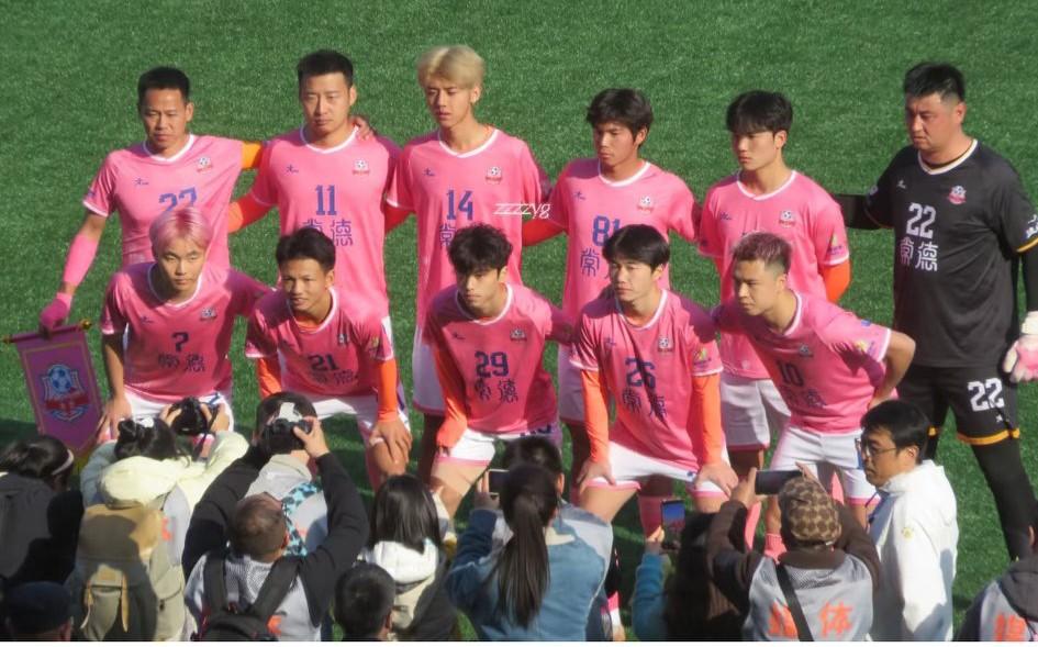 湘超总决赛的两支队伍:永州和常德。好像所有人都在为永州队加油，可常德队岂是这么容