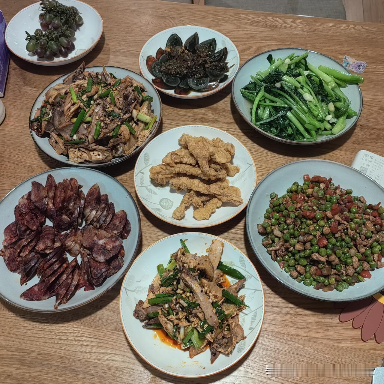 上午女婿说他晚上要回来吃饭，想着晚餐不能太马虎。

马上把冰箱里的半只鸡拿出来解