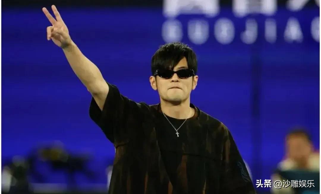 周董澳网秀球技，国籍标着大写的“中国”。有趣的是，平时对这类事声音最大的一群人，