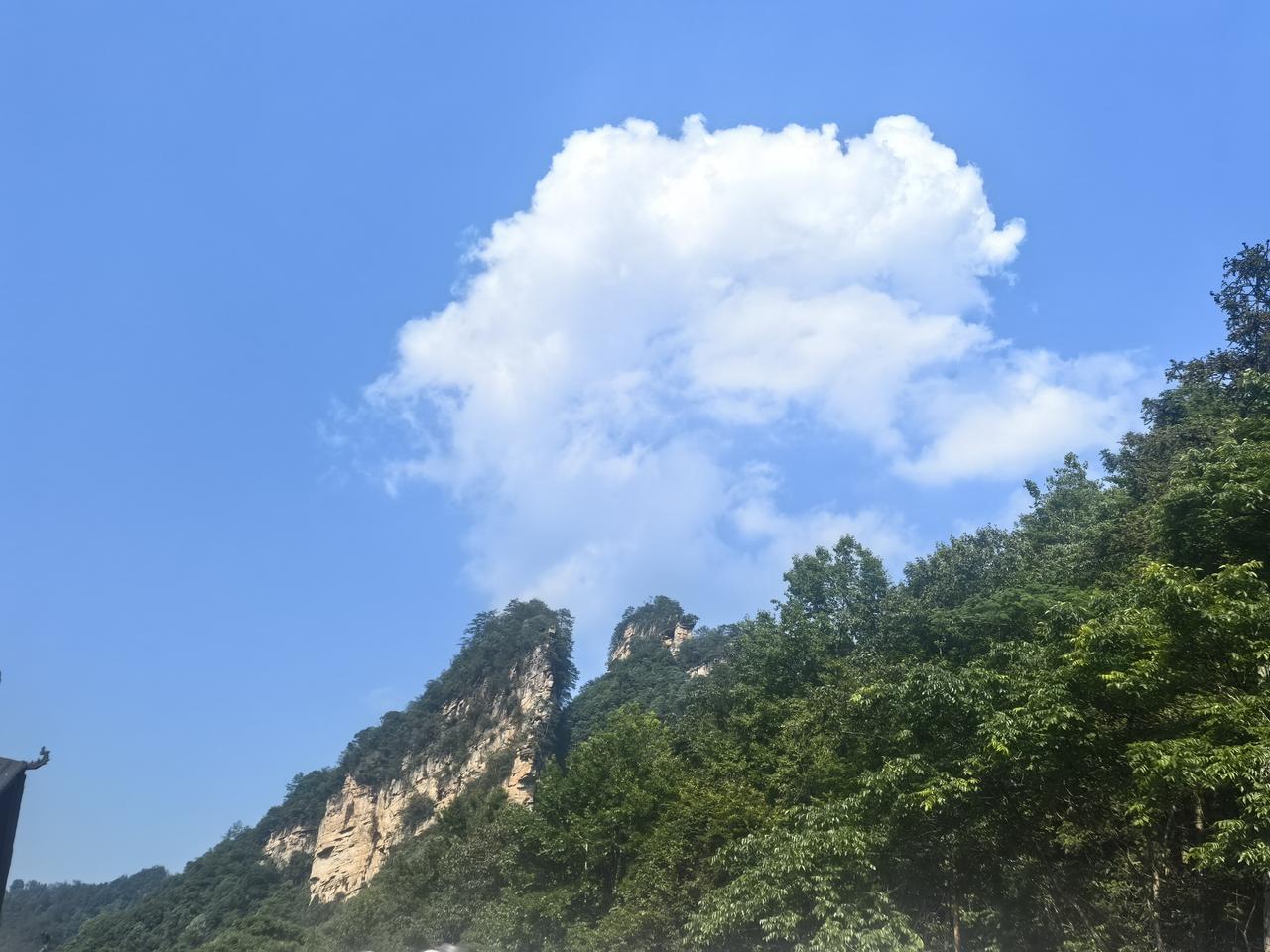 大美武陵源的蓝天白云

[心][心][心]

据说，近期张家界的武陵源，很少有机