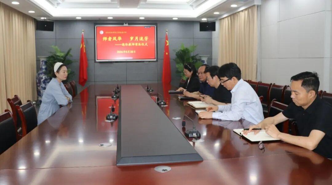 西北农林科技大学附属中学，5月28日，为高玲霞老师举行荣休仪式，校长刘杰为高玲霞