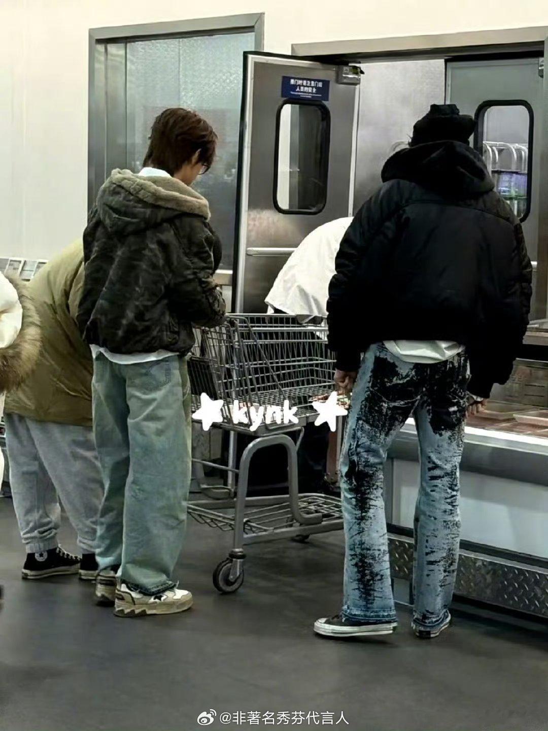 偶遇朱志鑫张泽禹张极逛山姆孩子们口罩都不带吗🧐 