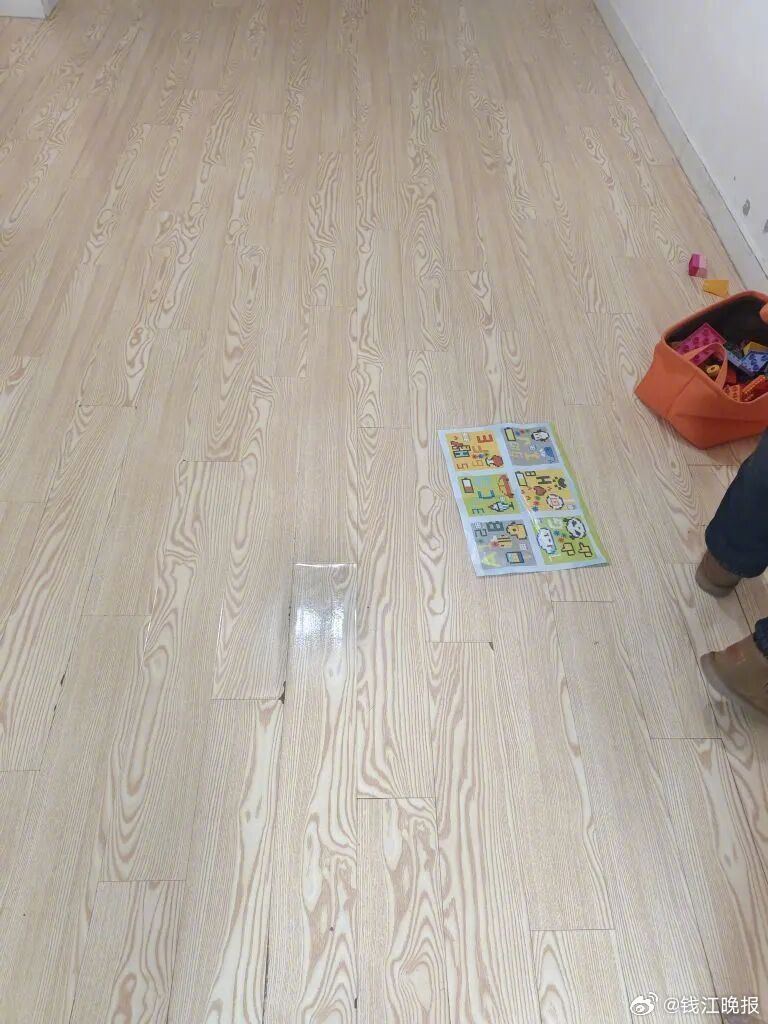 【#出租屋狗尿刺鼻房东无奈要换地板##你会租房给带宠物的租客吗#】杭州萧山的房东