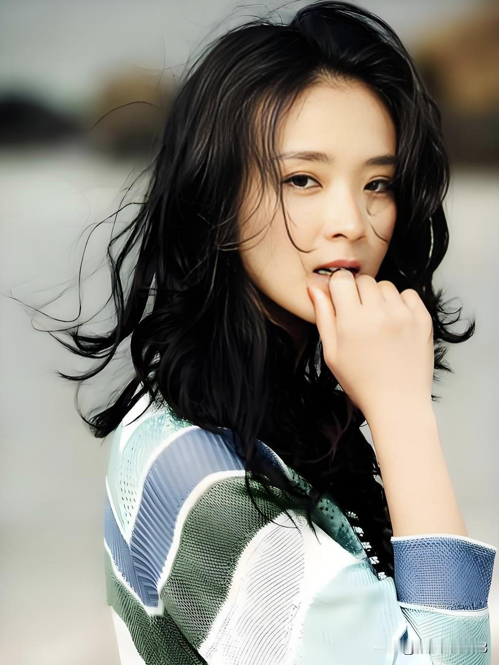 王艳，温婉如玉的古典美人。凭《还珠格格》晴儿一角走红，柔美气质与精湛演技深入人心