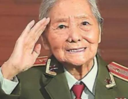 1979年，我国女翻译刘禄曾在美国访问期间，突然发现一名美国男子一直盯着她看，几