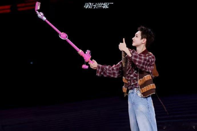 都说了别让汪苏泷演傻子了这个网络热梗真的笑点拉满，汪苏泷演唱会上各种呆萌片段接连