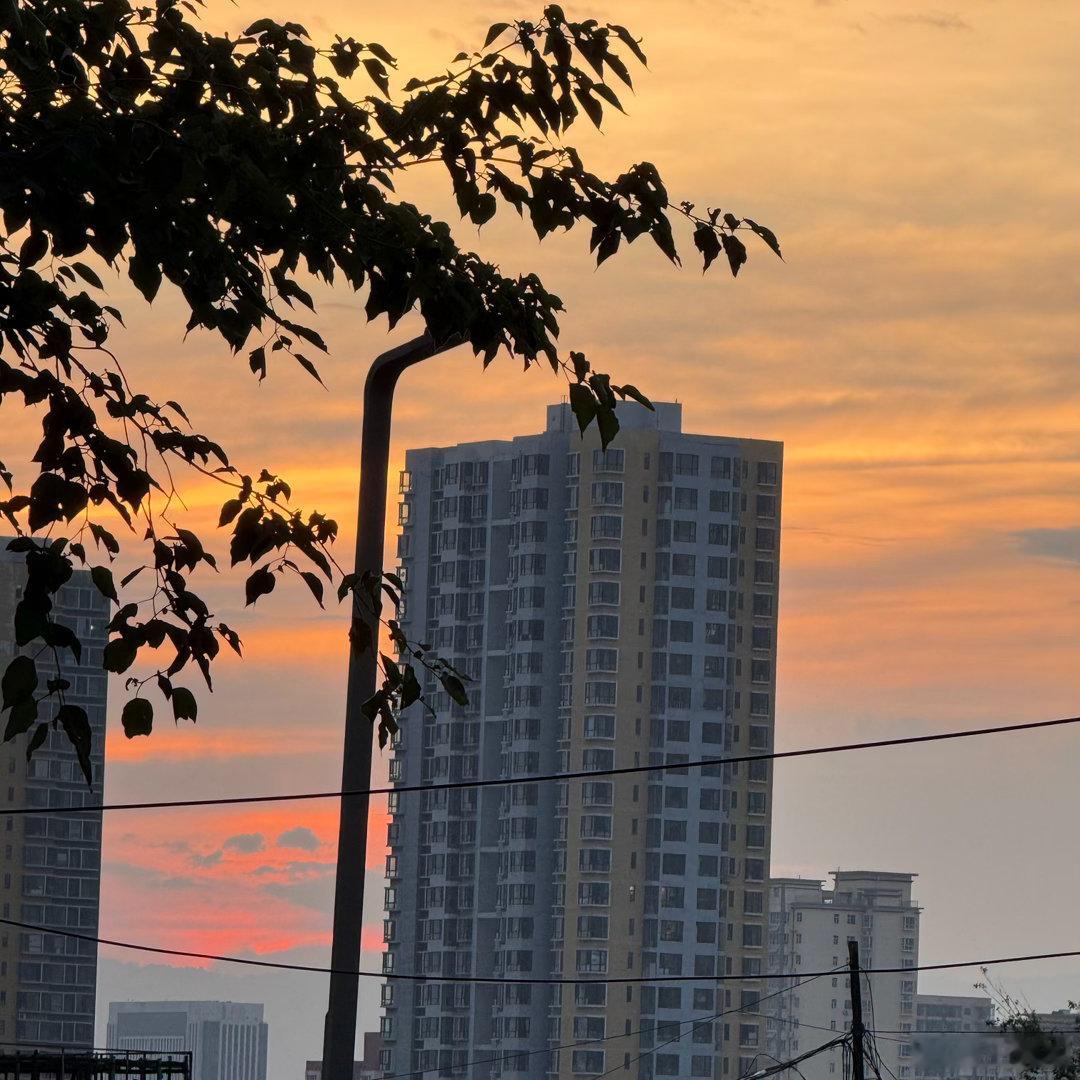 晚霞日日不同 
