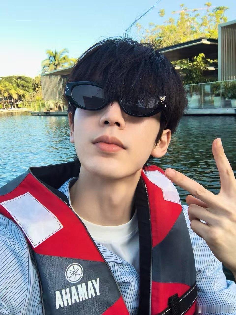 张凌赫划船自拍张凌赫划船六宫格张凌赫划船六宫格，好帅好帅，不错不错 