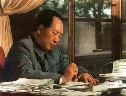 据毛泽东身边最后一名护士孟锦云回忆，毛泽东晚年床头总放着一部《资治通鉴》，这是一