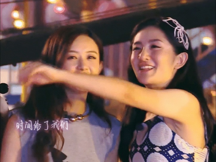 谢娜晒亲亲赵丽颖动图谢娜为赵丽颖庆生亲吻照  谢娜晒亲亲赵丽颖动图，是我们的大哥