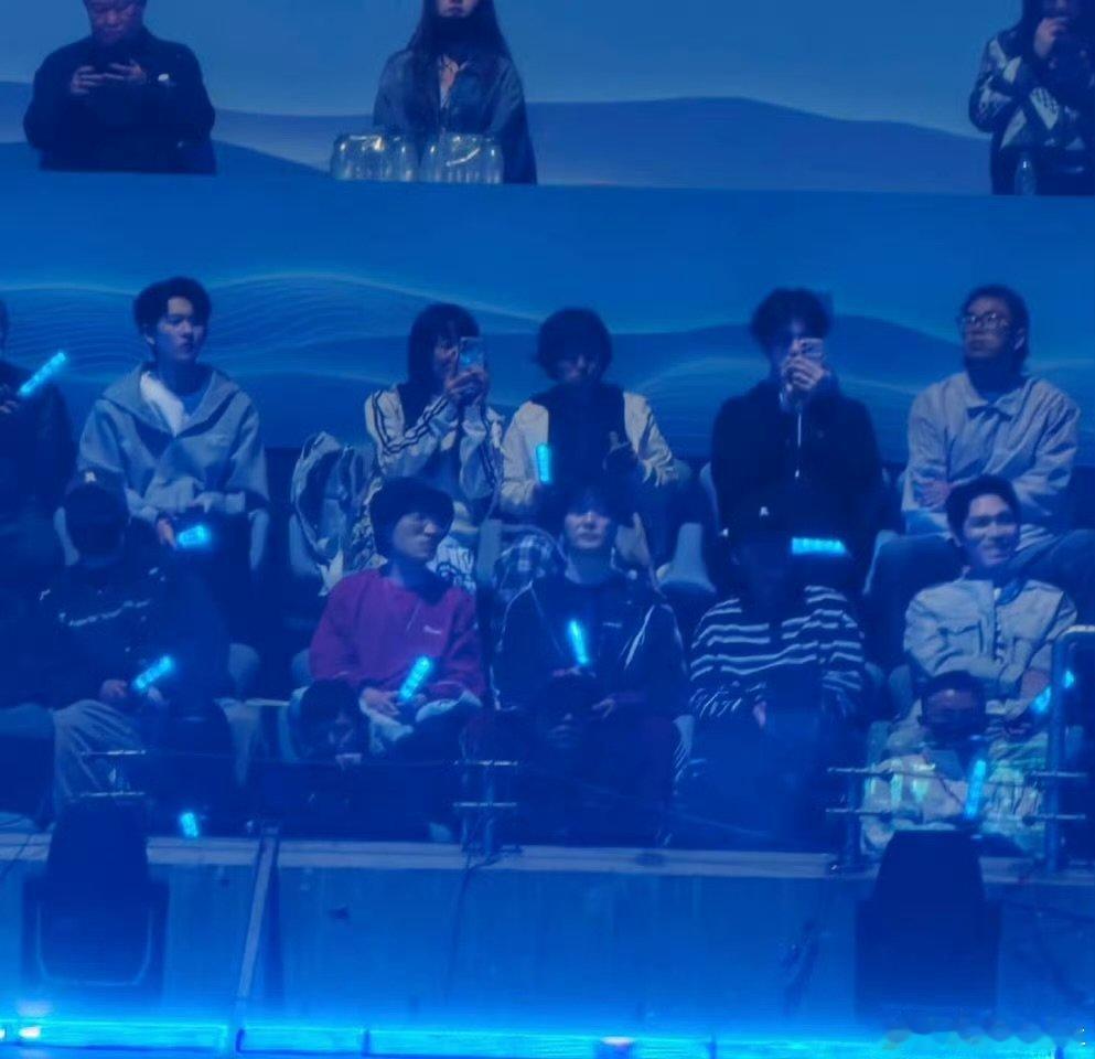 杨宗纬连续四年看张杰演唱会杨宗纬连续四年去张杰演唱会铁杆粉丝杨宗纬上线，连续四年