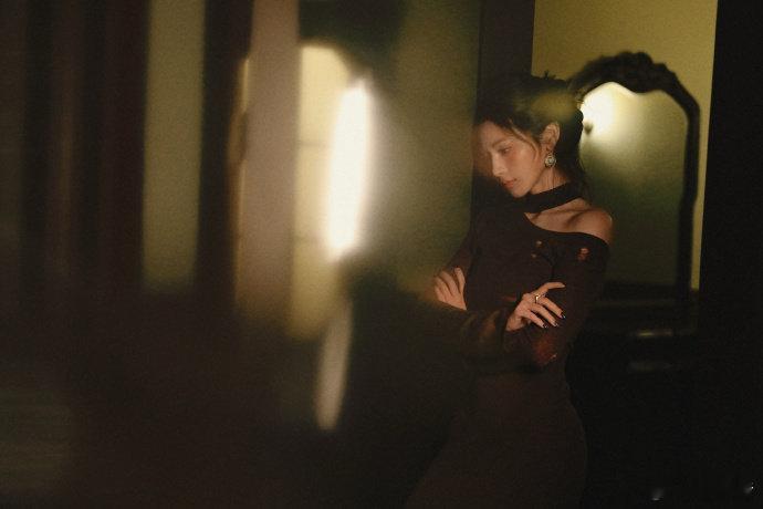 彭小苒走红毯前喝豆汁谁懂啊！彭小苒红毯前喝豆汁也太接地气了，精致红毯和地道豆汁的