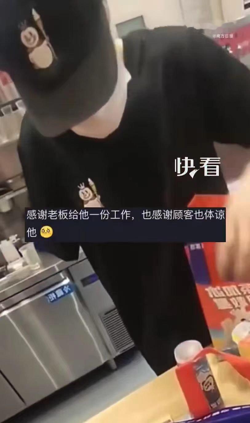 蜜雪冰城独臂店员麻利打包 独臂店员独自处理店内出餐事务，打包动作干脆麻利，不向困