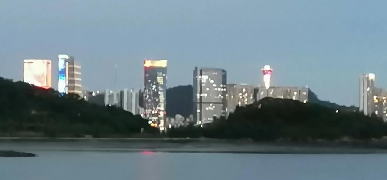 想想应该凉快了。因为立秋也过了，中秋也过了，秋分也过了，而且还连着下了几天雨了，