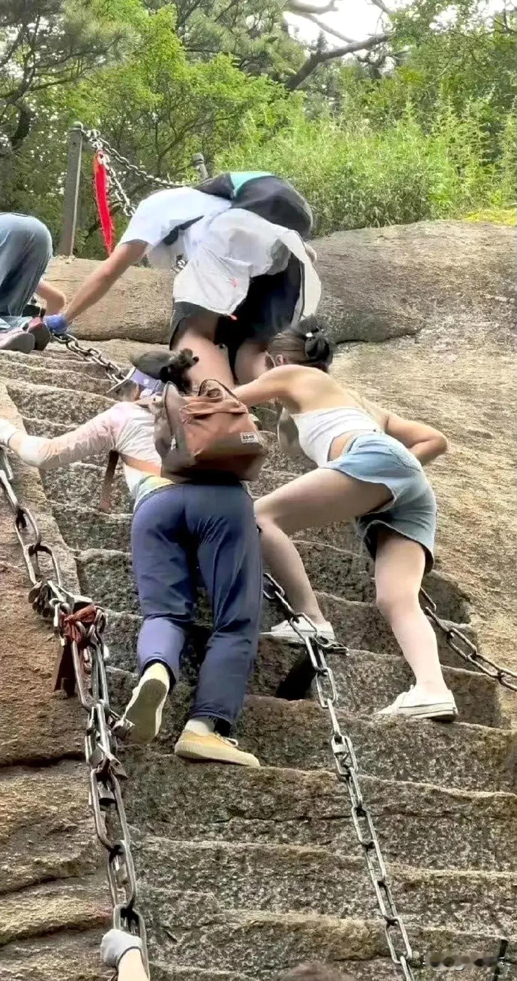 现在都流行爬山穿得那么凉爽吗？