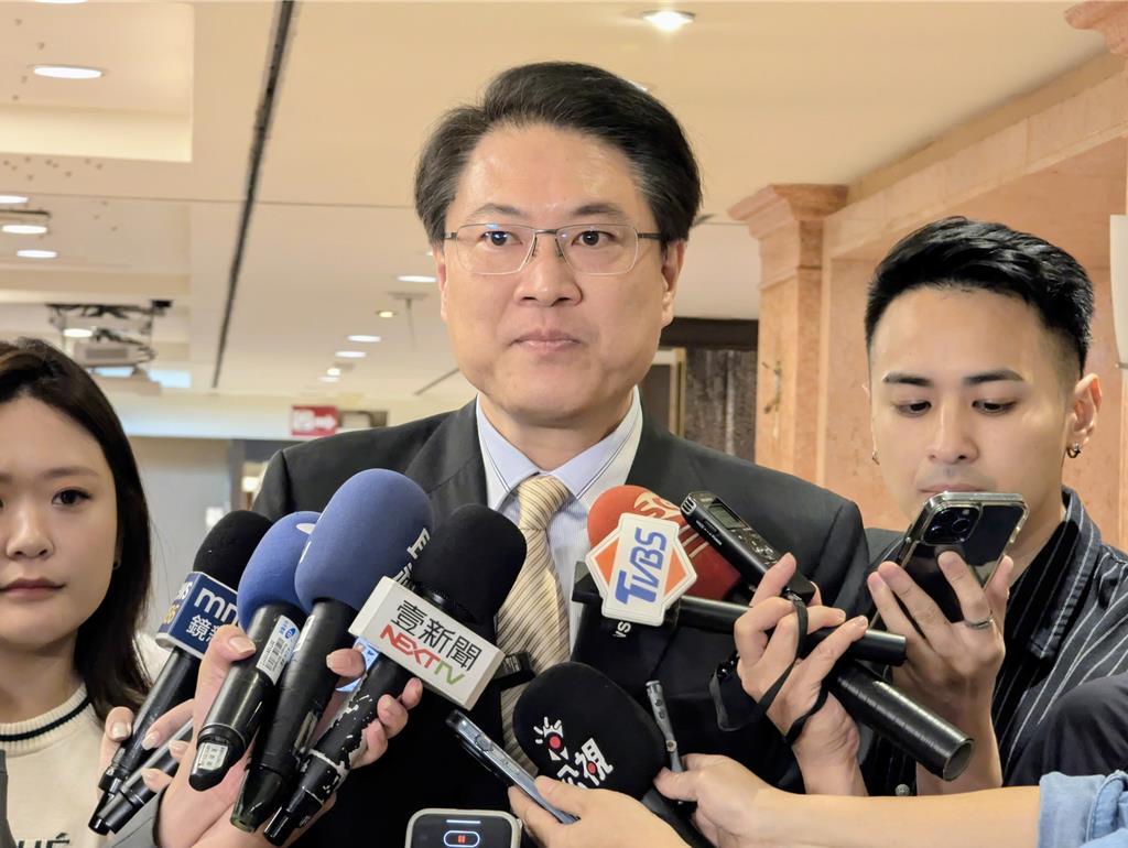 民进党秘书长林右昌25日晚在脸书发表长文严厉批评基隆市现任市政府，外界猜测此举是