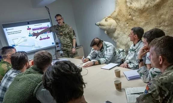 来自法国、挪威、英国和瑞典的士兵目前正在格陵兰岛参加军事演习。他们会见了联合北极