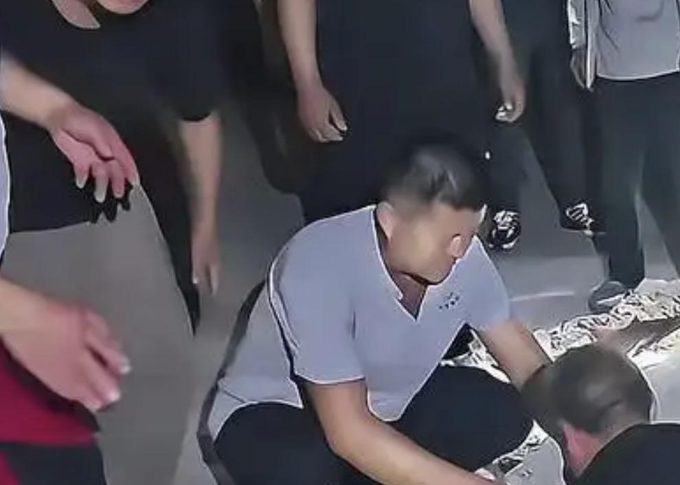 看到这一幕，真的挺不是滋味的！
7月26日山东济南，一位40岁的妈妈，趁着下午没