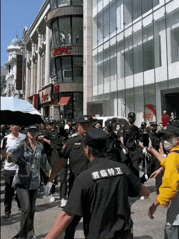 甄子丹，杨颖，前呼后拥，
什么时候艺人地位这么高了?
杨颖一个小姑娘还可以理解，