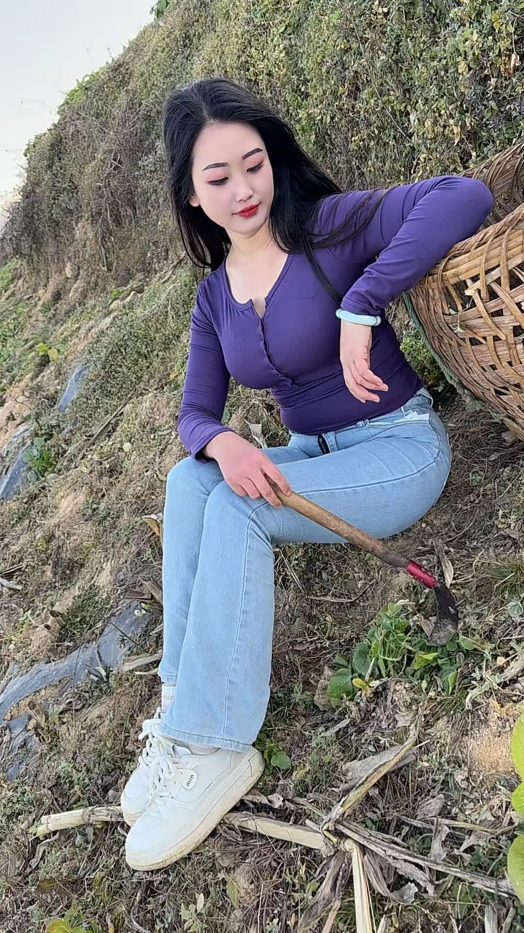 山里姑娘大山里的味道 山里姑娘干农活 紧身牛仔裤