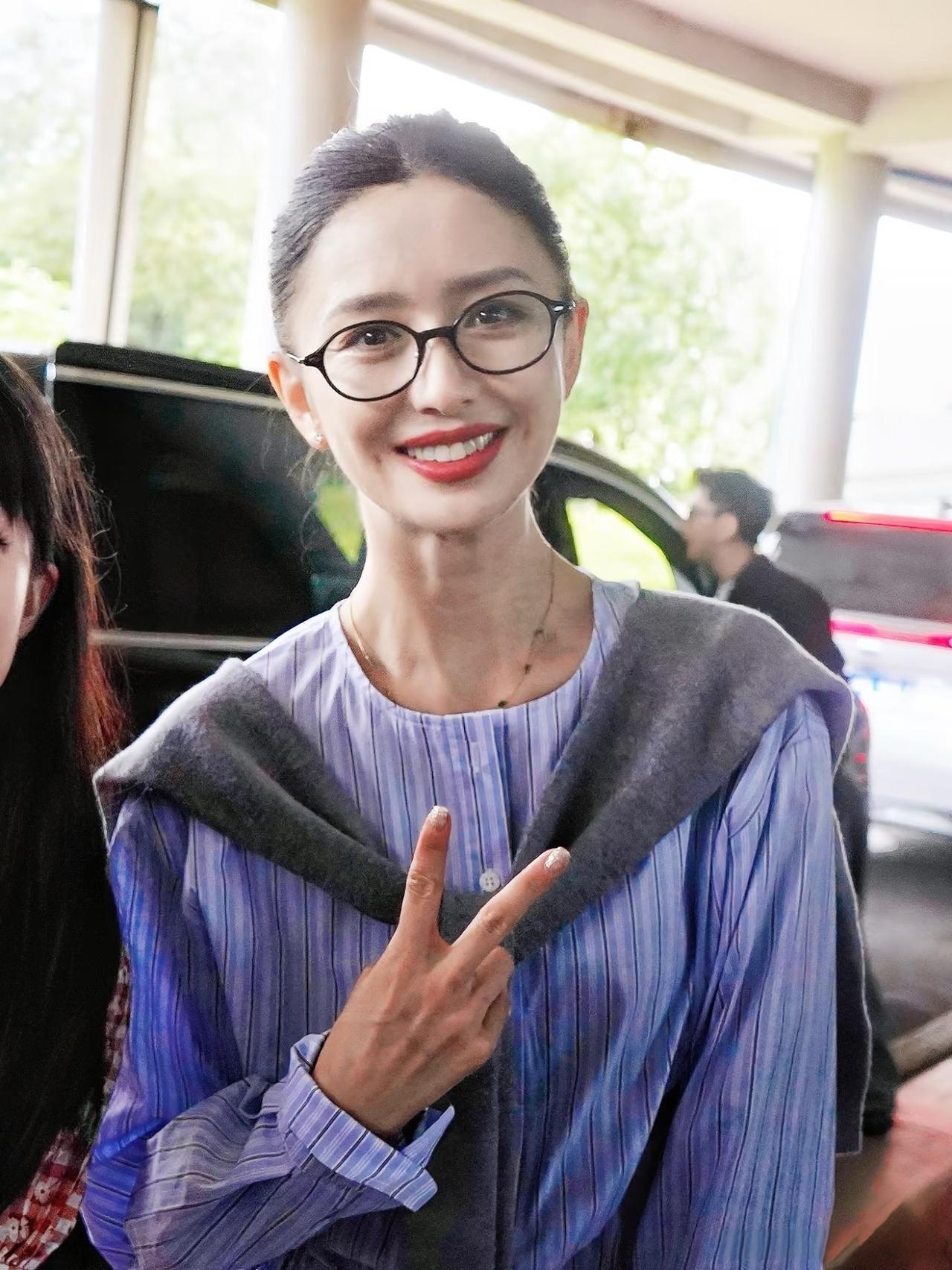 佟丽娅舞剧《在远方，在这里》江苏大剧院午场下班，
蓝色条纹裙子搭配小披肩，
戴黑