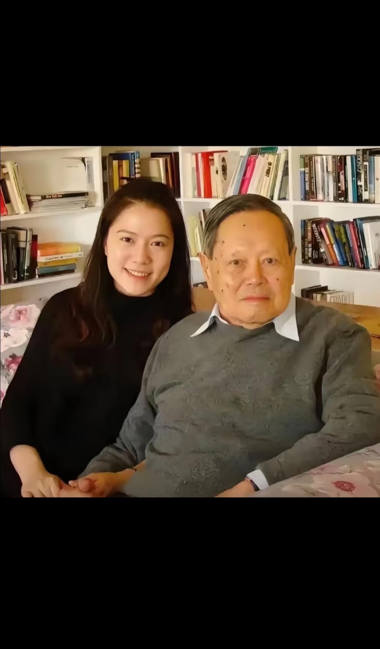 21年相伴，翁帆活成了自己的光。

杨振宁先生走后，好多人把目光都投向了陪了他2