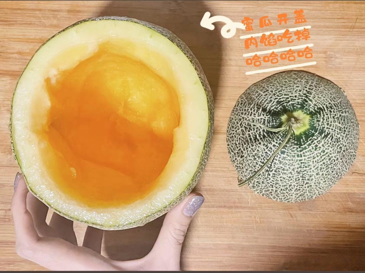 一整颗蜜瓜做的蛋糕一、食材准备（1个中等圆形网纹蜜瓜）基础材料1. 容器：圆润厚