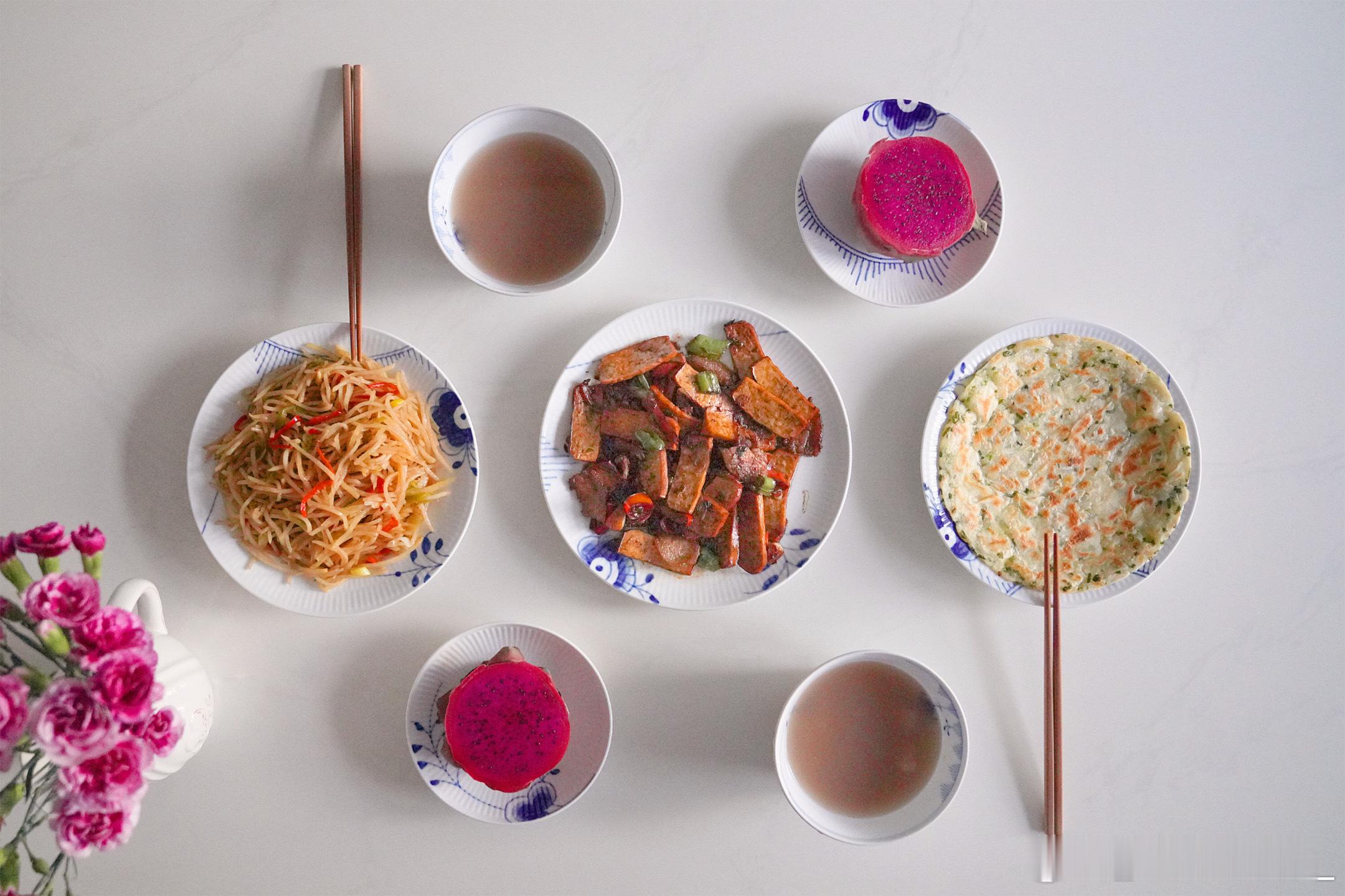 周四早饭香干炒腊肉、炒土豆丝、手抓饼、山药粥、火龙果~