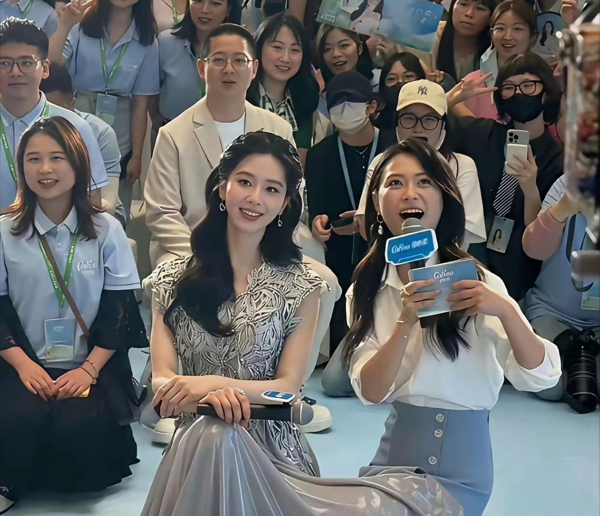 刘诗诗好善良啊，怕主持人走光还用裙子遮着 