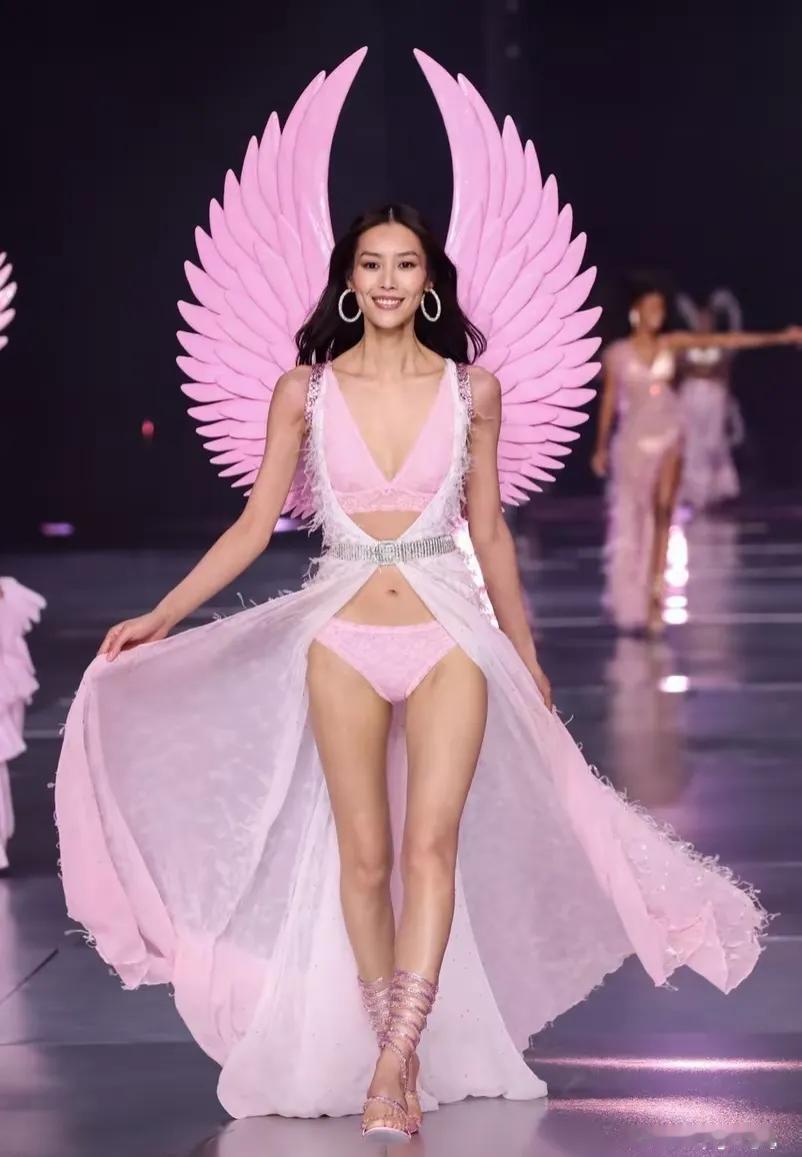 2024 维多利亚的秘密年度秀：中国超模刘雯的璀璨时刻！

在时尚的浩瀚星空中，