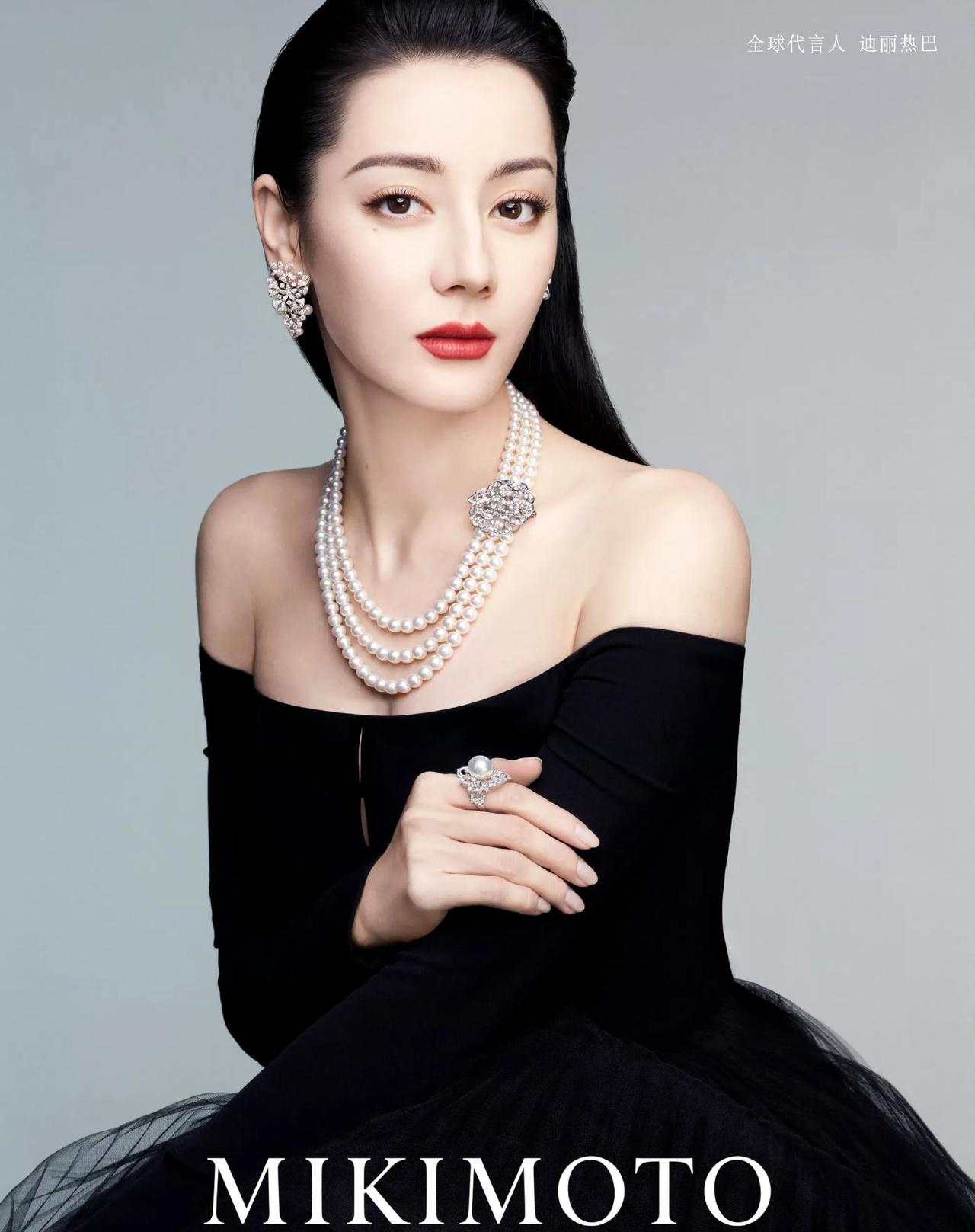 迪丽热巴黑色丝绒吊带裙 迪丽热巴最新公式照来了! 精致黑裙配上简约盘发，像女王俯