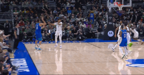 NBA赛场镜头：单说这个动作，字母哥没直接起来暴揍施罗德，算是小黑子赚了！
  