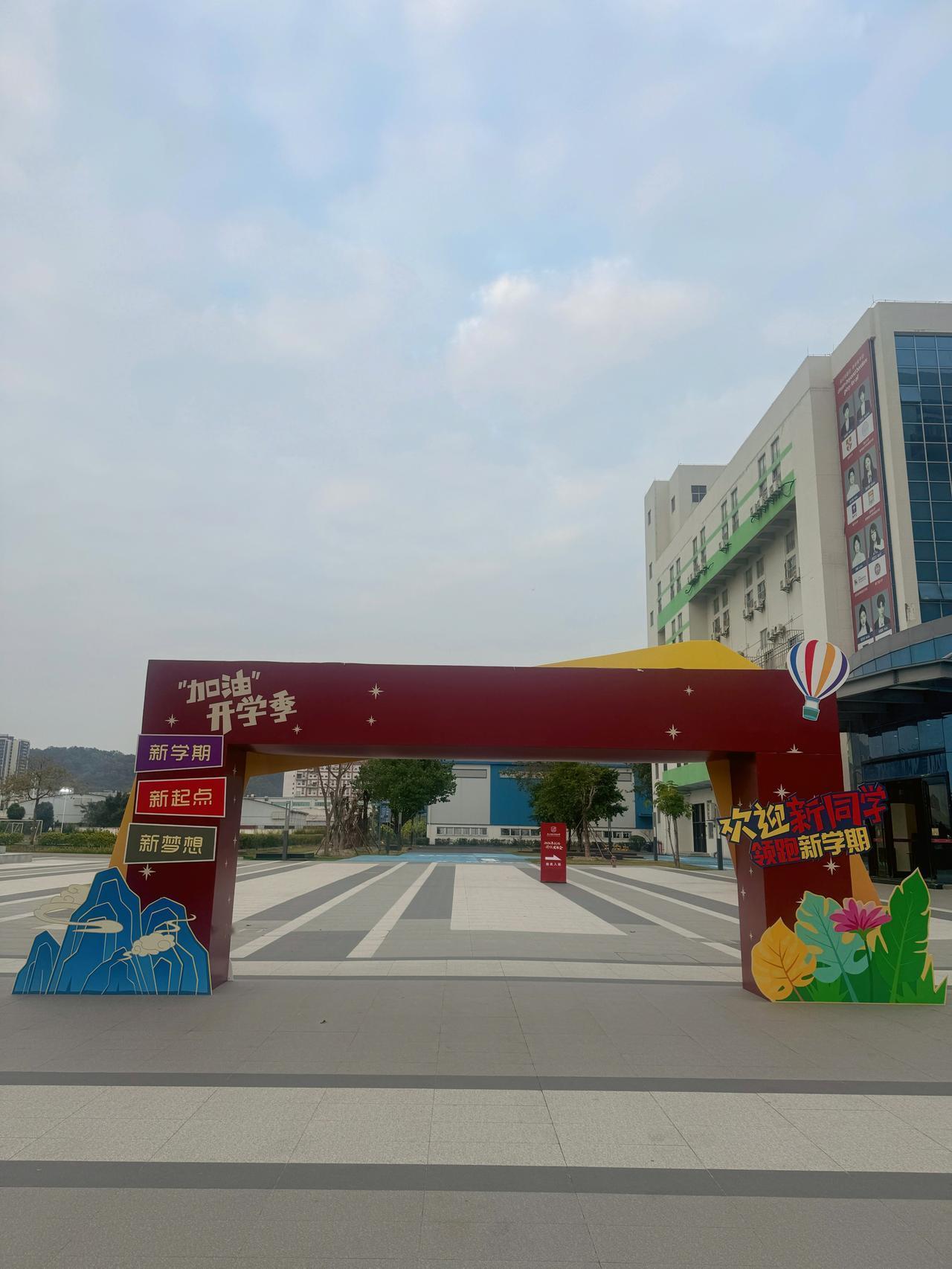 1、学校地处南沙，地铁四号线广隆出站步行800米，去年第一年招生，没怎么宣传，招